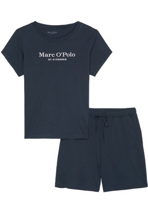 Completo da loungewear in cotone blu navy, composto da una t-shirt con collo rotondo e logo bianco, abbinato a pantaloni corti con vita elasticizzata e cordino.