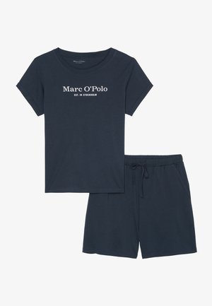 Completo da loungewear in cotone blu navy, composto da una t-shirt con collo rotondo e logo bianco, abbinato a pantaloni corti con vita elasticizzata e cordino.