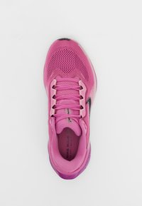 Chaussure de running Nike rose avec empeigne en mesh et lacets, vue de dessus sur un fond blanc uni.
