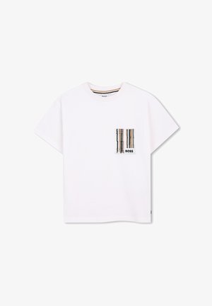 T-shirt blanc à manches courtes avec col rond et une petite poche avant ornée de rayures verticales marron, beige et noires, avec le texte "BOSS".