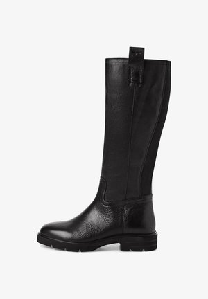 Czarne, sięgające do kolan botki z fakturowanej skóry, z gładkim przodem, okrągłym noskiem i grubą gumową podeszwą. Posiadają uchwyt z tyłu.