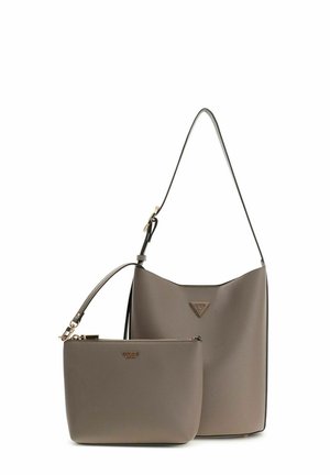 Deux sacs : un grand sac à bandoulière en cuir gris avec un logo triangulaire et une petite pochette assortie à fermeture éclair. Les deux présentent des textures lisses et un design élégant.