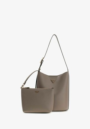 Deux sacs : un grand sac à bandoulière en cuir gris avec un logo triangulaire et une petite pochette assortie à fermeture éclair. Les deux présentent des textures lisses et un design élégant.