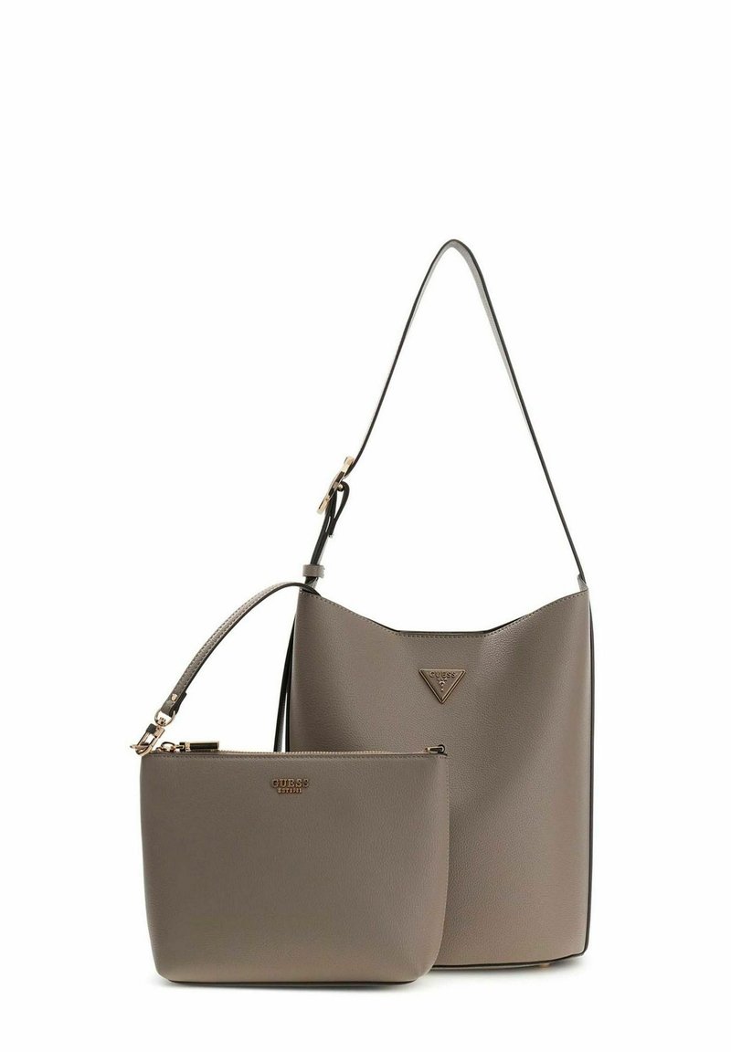 Deux sacs : un grand sac à bandoulière en cuir gris avec un logo triangulaire et une petite pochette assortie à fermeture éclair. Les deux présentent des textures lisses et un design élégant.