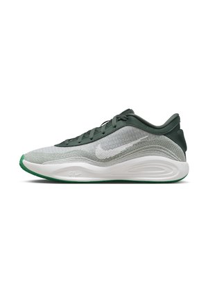 Chaussure de sport basse gris clair et vert foncé avec semelle blanche et logo Nike swoosh blanc, vue de profil.