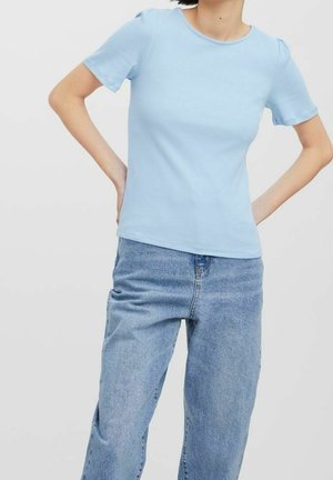 Jasnoniebieski prążkowany t-shirt z krótkimi rękawami i delikatnym bufką na ramionach, w połączeniu z luźnymi niebieskimi jeansami.