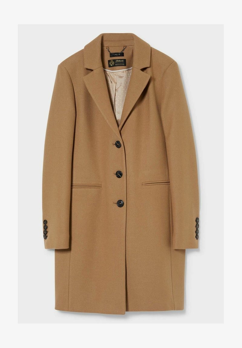 Manteau en laine couleur chameau avec revers crantés, trois boutons noirs à l'avant, poches latérales fendues et détails boutonnés sur les manches.