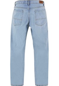 Jeans de mezclilla azul claro con piernas rectas, dos bolsillos traseros y una etiqueta de cuero marrón en la cinturilla.