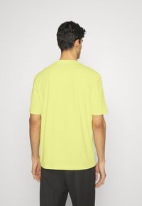 BOSS TCHUP - T-shirt básica - bright yellow