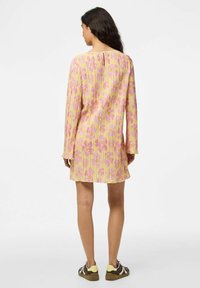 Pieces PCAMBER - Vestido informal - mellow yellow