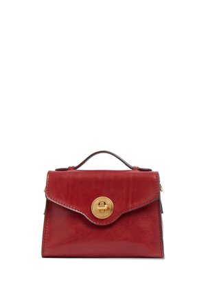Petit sac à main en cuir rouge avec une anse supérieure et un fermoir rond en or à fermeture à tournant sur le rabat avant.