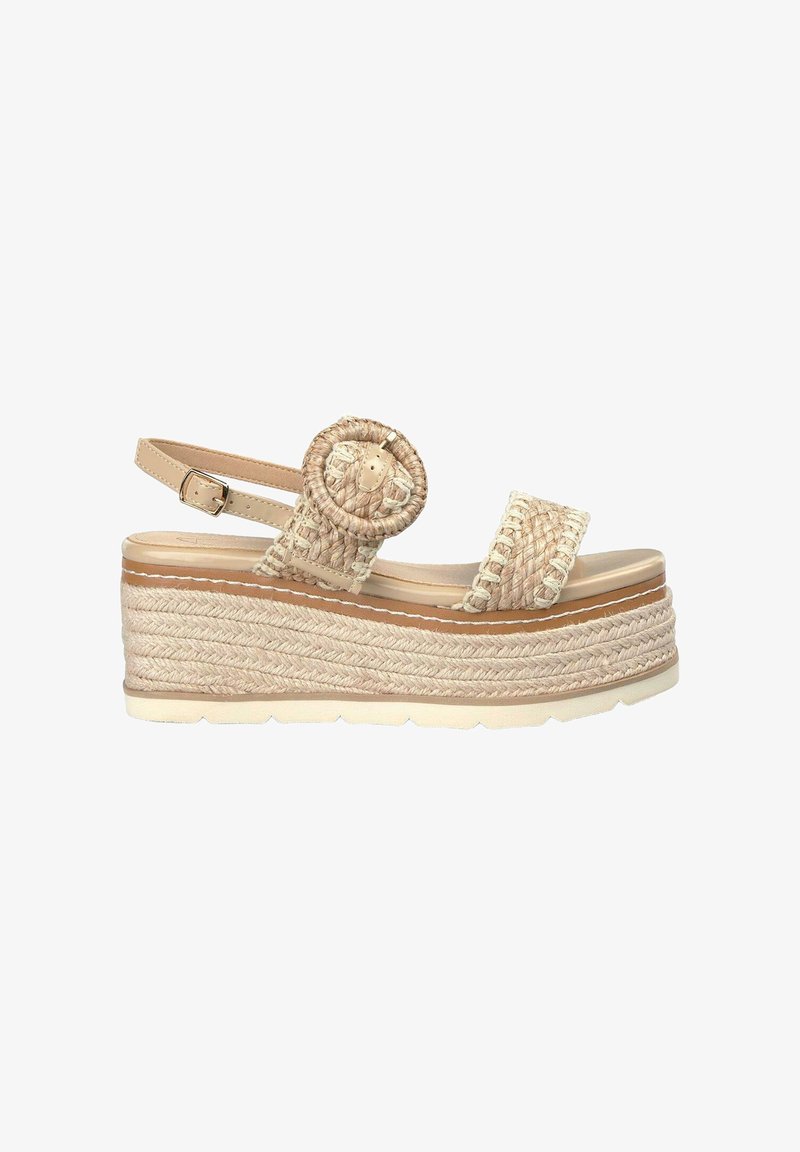 Sandalia de cuña beige con detalles de yute trenzado, embellecimiento redondo en la correa y hebilla ajustable en el tobillo. Suela plana de goma.