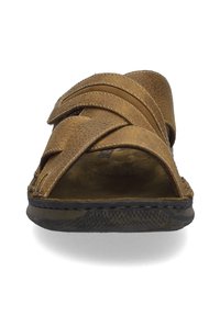 Braune Leder-Sandale mit gekreuzten Riemen, strukturiertem Oberflächenmaterial, offenen Zehen und dunkler Gummisohle, die die Nähte entlang der Kanten zeigt.