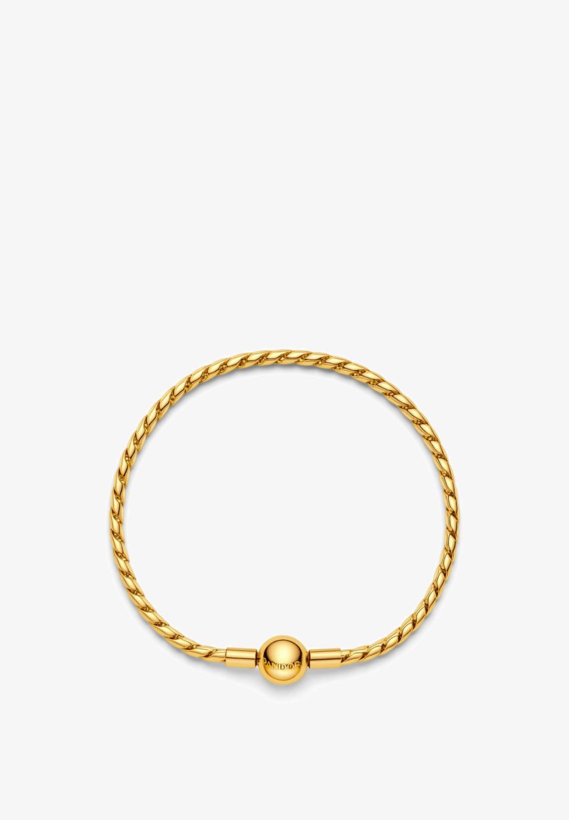 Bracciale placcato oro con un design intrecciato, chiusura sferica liscia e finitura metallica lucida.