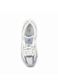 Sneaker da corsa grigia e bianca con materiali in rete e suede, caratterizzata da un design con lacci, colletto imbottito e suola in gomma.