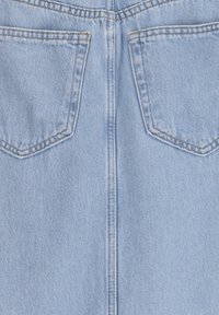 Jupe en denim bleu clair présentant deux poches arrière, des coutures renforcées et une texture lisse, avec une silhouette droite classique.