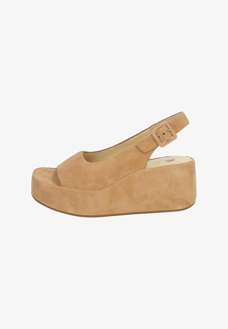 Sandales à talons compensés en daim beige avec une bride à l'arrière et une boucle réglable, dotées d'une semelle plateforme et d'une conception ouverte à l'avant.