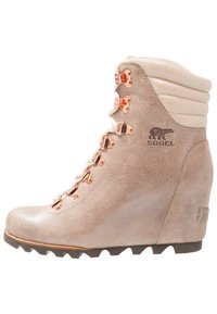Stivaletti a zeppa beige con lacci, finitura in pelle testurizzata, accessori in oro rosa e suola in gomma con motivo a zigzag.