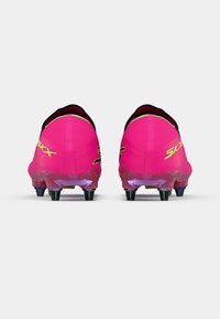 Fotbalové kopačky v jasně růžové barvě s černými prvky. Mají elegantní tvar, strukturovaný svršek a černé kolíky. Na bocích je viditelná značka.