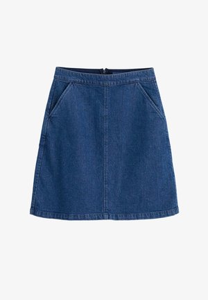Džínová sukně v tmavě modré barvě, s přiléhavým pasem, dvěma předními kapsami a rovný střih. Hladká textura s viditelnými detaily šití.