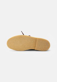 Clarks Originals DESERT - Botins de atacadores - brown