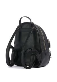 Sac à dos en cuir noir texturé avec deux bretelles réglables, une poignée supérieure et des fermetures éclair argentées sur un fond blanc.