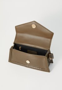 Olijfgroene leren tas met een geborsteld krokodillenpatroon. Voorzien van een drukknoopsluiting en een binnenzak met rits, met een gladde voering.