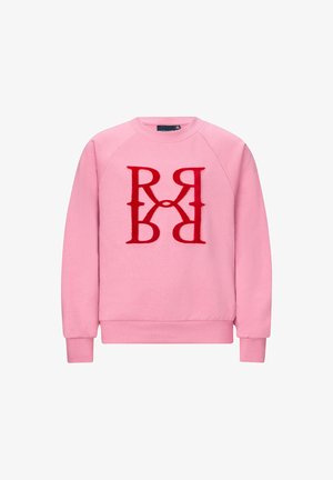 Sweatshirt rose avec une texture douce, présentant un grand logo rouge brodé au centre et un col rond avec des poignets et un ourlet côtelés.