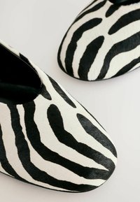 Next REGULAR FIT - FOREVER COMFORT  ROUND TOE - Ballerine - off white