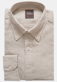 Camicia in lino con bottoni di colore beige chiaro, caratterizzata da un colletto alla francese, patta frontale con bottoni e polsini regolabili con bottoni bianchi.