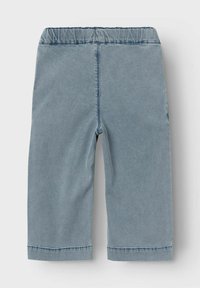 Culottes de denim azul con una cinturilla elástica, que presentan un corte recto y detalles de costura visibles en los dobladillos.