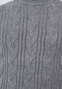 Pull en tricot gris avec un motif en câble texturé et des sections nervurées en relief. Conception à col montant et finition en tissu doux et lisse.