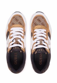 Sneaker mit einem Obermaterial aus braunem und beigem Monogramm-Canvas, weißen Schnürsenkeln, schwarzen Akzenten und einem goldenen Logo auf einer schwarzen Innensohle.