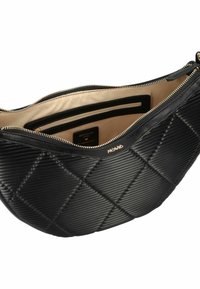 Schwarze, gesteppten Lederhandtasche mit geschwungener Form, strukturierten Oberfläche, goldenen Beschlägen und einem beigen Innenraum mit mehreren Fächern.