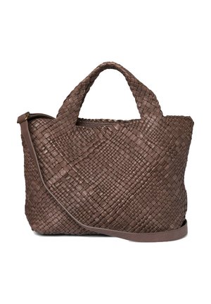 Borsa tote in pelle marrone con trama intrecciata, doppie maniglie arrotondate e tracolla regolabile su sfondo bianco.