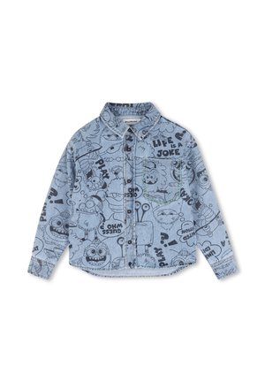 Chemise en denim à manches longues avec des visages de dessins animés noirs, des phrases comme "Life is a joke,", fermeture à boutons sur le devant, et une poche poitrine avec des surpiqûres vertes.