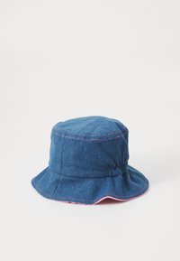 Chapéu de balde de ganga com uma coroa redonda e aba larga e flexível. Apresenta costura em rosa contrastante ao longo da aba e das costuras laterais.
