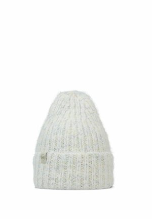Gorro de invierno blanco tejido con patrón de canalé y una pequeña etiqueta rectangular de tela en el puño.