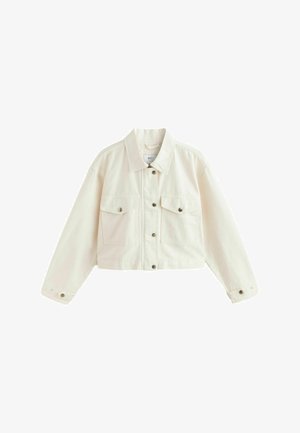 Skrócona biała dżinsowa kurtka z klasycznym kołnierzem, dwiema kieszeniami na piersi, zapięciem na guziki oraz długimi rękawami z regulowanymi mankietami.