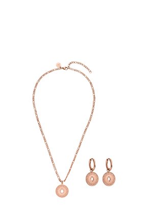 Halskette aus Roségold mit Kette und passenden Creolen mit runden Anhängern, die eine diamantförmige Aussparung und gewellte Kanten haben.