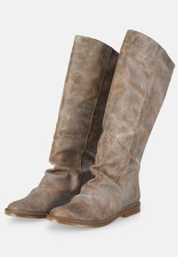 Bottes en cuir marron jusqu'aux genoux avec une finition douce et texturée, présentant un design ample et une semelle plate pour le confort.