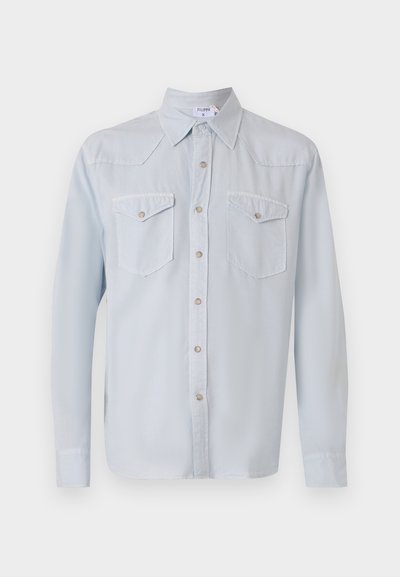 Svetlomodrá, dlhá košeľa s gombíkmi a golierom. Obsahuje dve náprsné vrecká, strieborné gombíky a hladkú textúru.