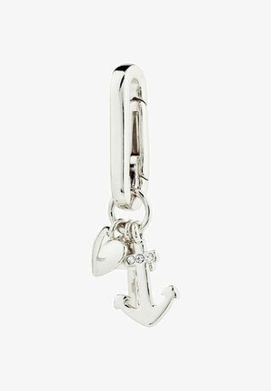 Charm en métal argenté avec un design d'ancre, comportant un cœur et une croix, orné de petits cristaux transparents. Surface lisse et finition brillante.