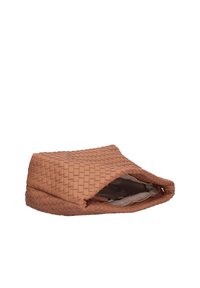 Borsa in pelle intrecciata marrone con forma rettangolare, struttura morbida e scomparto con cerniera aperta che rivela una fodera interna beige.