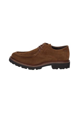 Chaussure en daim marron avec un bout arrondi, des coutures contrastantes et une semelle en caoutchouc texturée. Présente un système de laçage et des détails de design subtils.