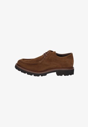 Scarpa in suede marrone con punta arrotondata, cuciture a contrasto e suola in gomma testurizzata. Presenta chiusura con lacci e dettagli di design sottili.