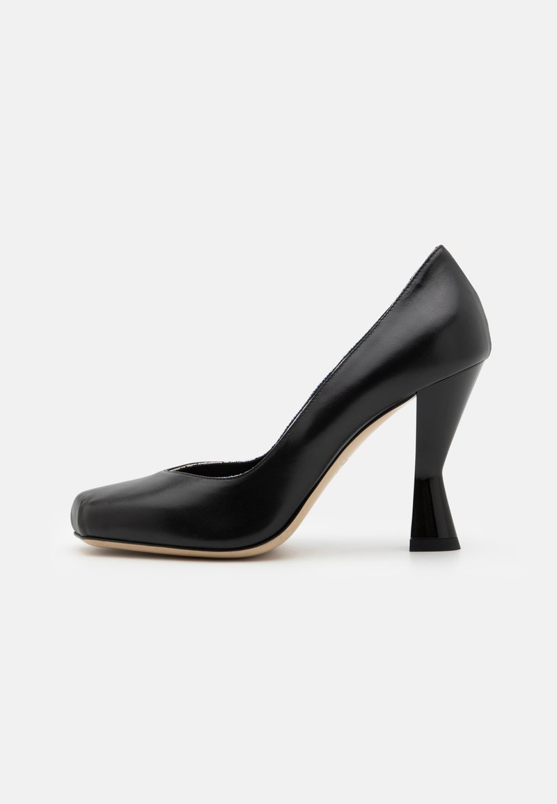 Czarna skórzana szpilka z kwadratowym noskiem i unikalnie ukształtowanym, błyszczącym czarnym obcasem. Gładka tekstura i prosty design.