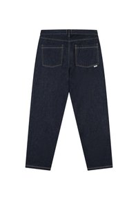 Jeans in denim blu scuro a gamba dritta mostrati da dietro, con due tasche a toppa e cuciture a contrasto.