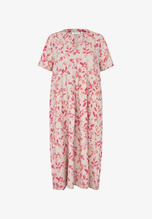 Losse beige jurk met korte mouwen, patroon van roze en oranje bloemen en bladeren, en een kleine V-halssplit bij de kraag.