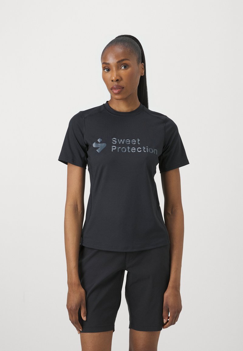 Svart kortermet skjorte med rund hals og subtil tekstur. Har en refleksiv "Sweet Protection" logo foran.